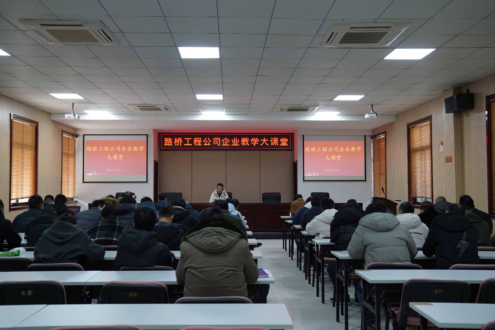 4.路桥工程公司照片.jpg